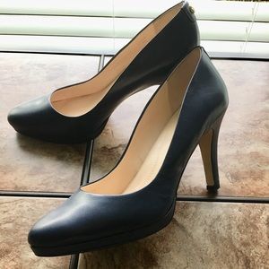 Tahari 💯 Leather Navy Heels💙
